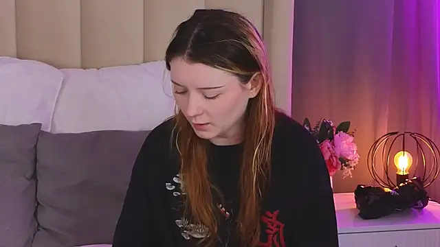 AlyssFrost online show from June 18, 2026, 2:32 am