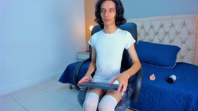 Hxxyro online show from March 13, 2026, 1:38 pm