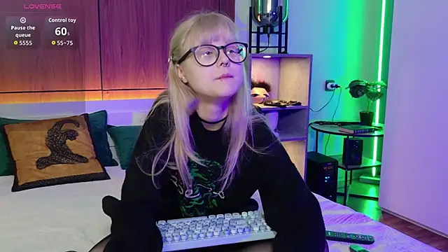 MoliQin online show from April 2, 2026, 7:04 am