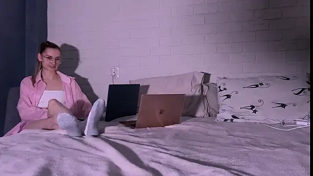 missmiroslava online show from April 12, 2026, 5:27 pm