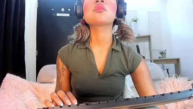 Tylla   online show from March 25, 2026, 5:07 am