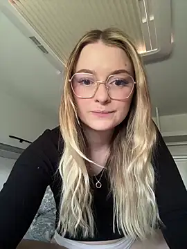 melanieTesss online show from May 10, 2026, 7:56 am
