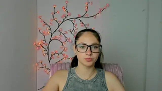 KissMeJulia online show from June 16, 2026, 11:10 am