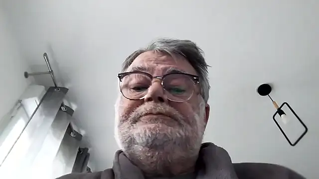 Snapshot of Vieux_pervert chatting on February 18, 2026, 8:33 am Vieux pervert online show from February 18, 2026, 8:33 am