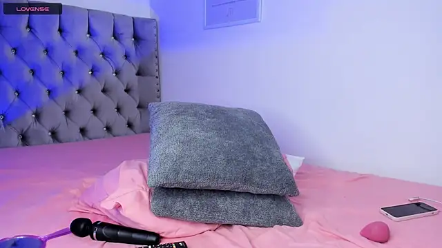 eva cutee  online show from April 2, 2026, 8:48 pm