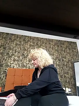 LaireeFelini online show from February 28, 2026, 8:08 pm