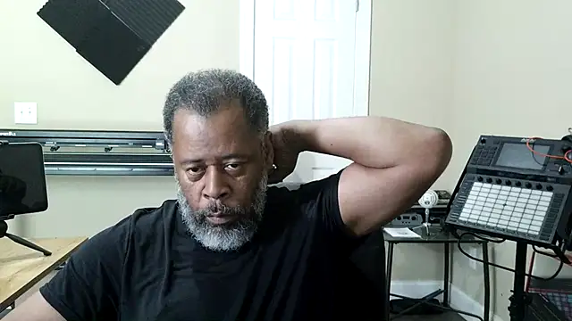 Cleozevo1961 online show from May 13, 2026, 5:53 pm