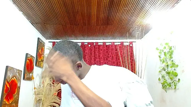 Snapshot of milo018 chatting on February 25, 2026, 9:14 pm milo018 online show from February 25, 2026, 9:14 pm