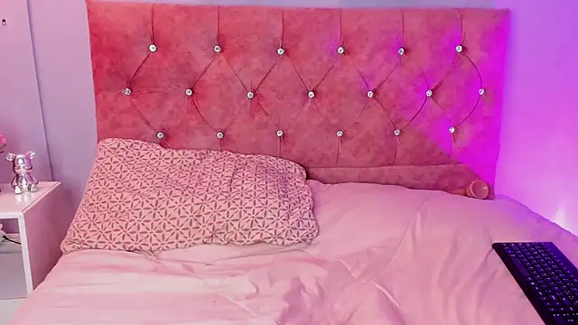 lilirousee online show from April 9, 2026, 7:09 pm