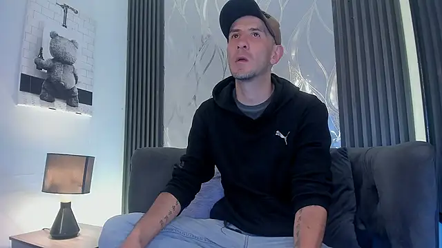 Milanwhite  online show from February 20, 2026, 12:07 pm