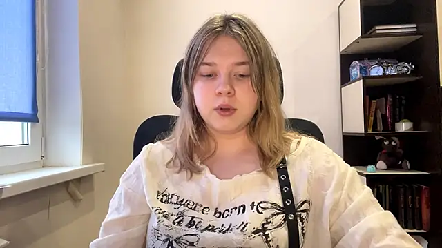 TomikoPfau online show from April 13, 2026, 2:32 pm