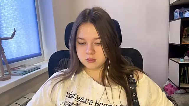 TomikoPfau online show from March 1, 2026, 8:03 am