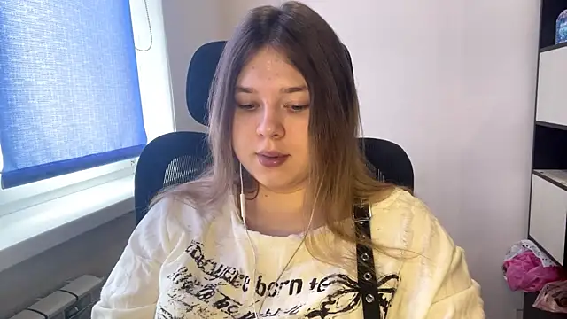 TomikoPfau online show from April 2, 2026, 7:48 am