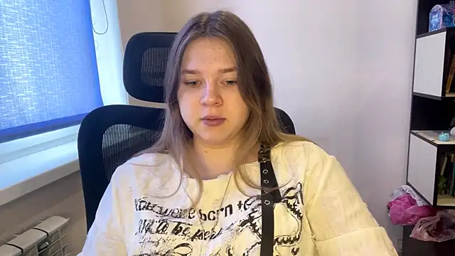 TomikoPfau online show from March 31, 2026, 7:43 am