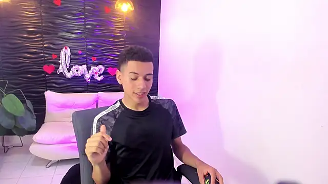 dominicjonnes online show from April 15, 2026, 7:40 pm