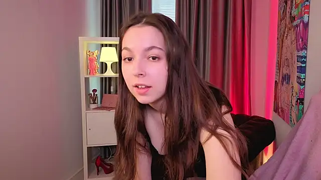 Snapshot of BellaThery chatting on June 4, 2026, 6:18 am BellaThery online show from June 4, 2026, 6:18 am