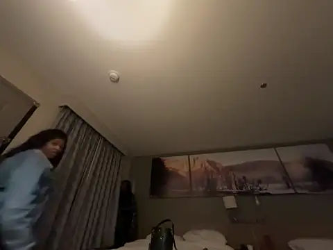 krissycream7 online show from April 28, 2026, 8:19 am