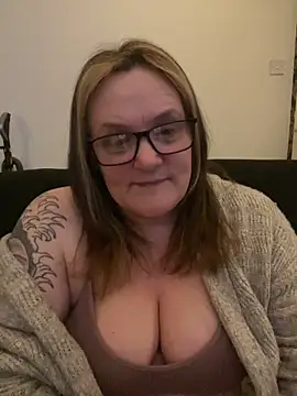 Busty-GilfQuinn online show from February 27, 2026, 10:53 pm