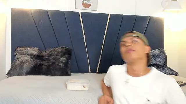 apolo cum18 online show from February 25, 2026, 7:25 pm