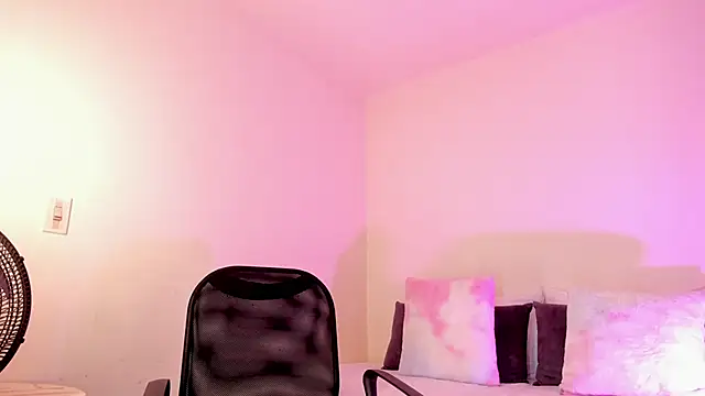 MIAA ROBERTSS online show from March 22, 2026, 6:04 am