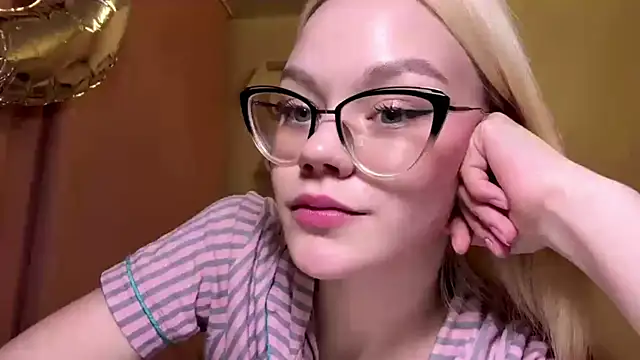 Snapshot of MiaCashe chatting on April 16, 2026, 3:46 pm MiaCashe online show from April 16, 2026, 3:46 pm