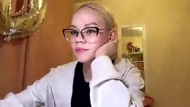 Snapshot of MiaCashe chatting on April 9, 2026, 2:56 pm MiaCashe online show from April 9, 2026, 2:56 pm