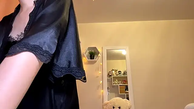 MiaCashe online show from May 30, 2026, 4:12 pm