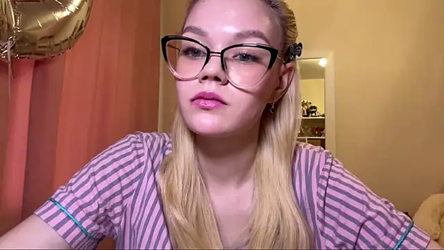 Snapshot of MiaCashe chatting on April 18, 2026, 12:07 pm MiaCashe online show from April 18, 2026, 12:07 pm