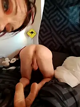 Snapshot of SmashNTrash91 chatting on April 15, 2026, 10:32 pm SmashNTrash91 online show from April 15, 2026, 10:32 pm