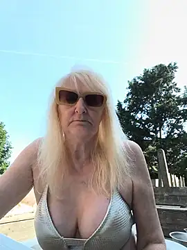 Heidiblueeyes online show from May 29, 2026, 8:09 am