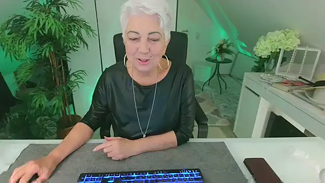 Snapshot of LovelyHelena chatting on October 24, 2025, 2:05 pm LovelyHelena online show from October 24, 2025, 2:05 pm