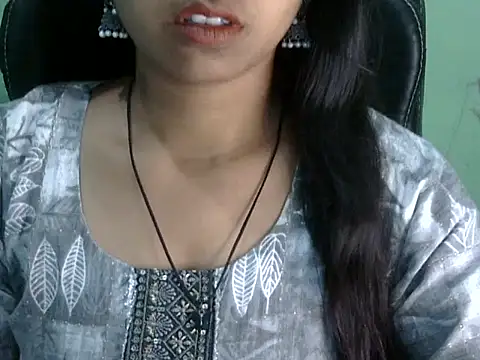 cute momo love online show from April 29, 2026, 6:06 am