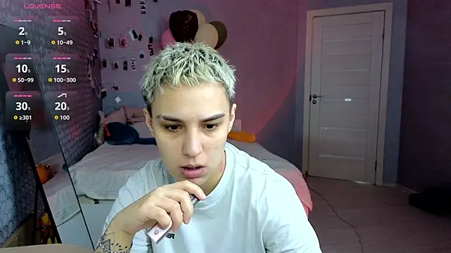 LuxuryLoverss online show from April 11, 2026, 11:03 am