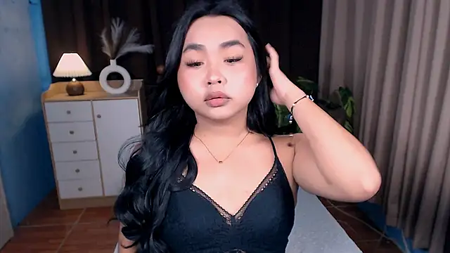 hoellygia online show from March 10, 2026, 2:54 pm