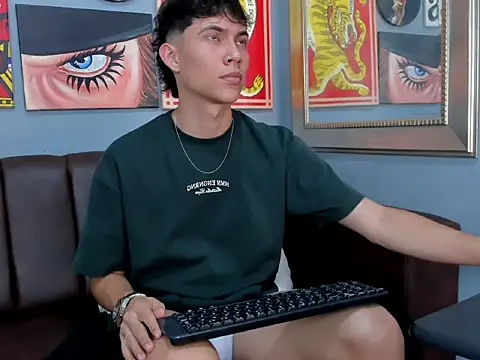 Snapshot of AronTawers chatting on February 27, 2026, 9:14 pm AronTawers online show from February 27, 2026, 9:14 pm