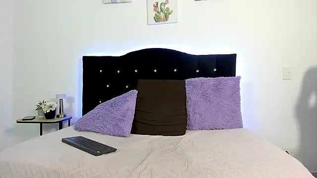 Eros Lux online show from March 8, 2026, 10:46 pm