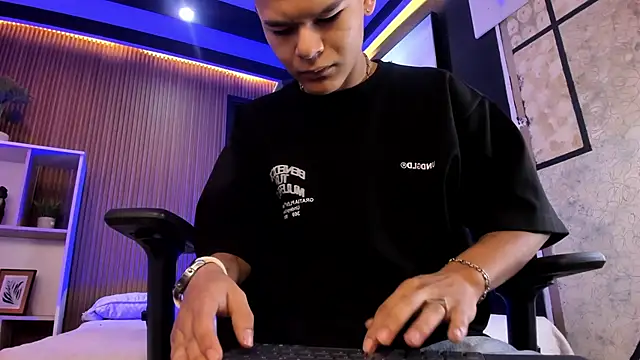 DylanRoyce  online show from April 7, 2026, 12:18 pm