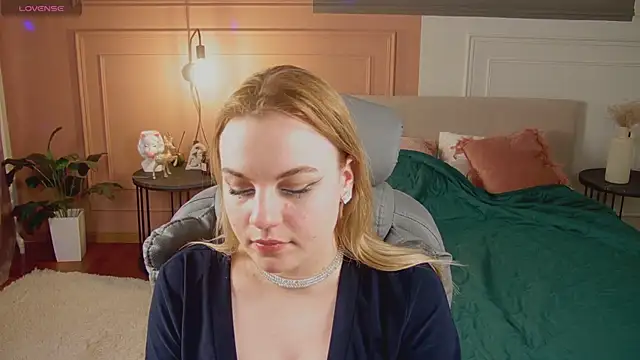 Glow Margo online show from April 3, 2026, 1:23 am