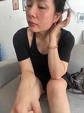 Ivy Trix2 online show from April 13, 2026, 3:43 am