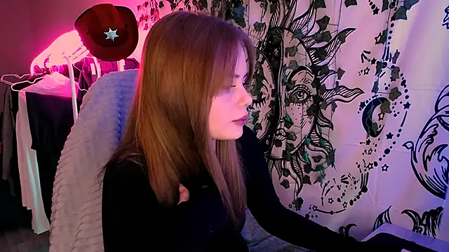 Snapshot of FrancesMiller7 chatting on March 4, 2026, 11:18 am FrancesMiller7 online show from March 4, 2026, 11:18 am