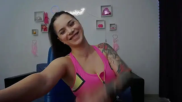 Snapshot of LauraLora3 chatting on April 7, 2026, 9:11 am LauraLora3 online show from April 7, 2026, 9:11 am