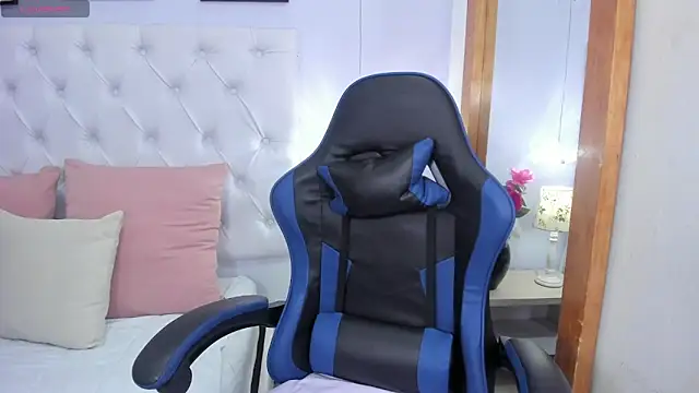 violetaluxx online show from April 10, 2026, 4:25 pm