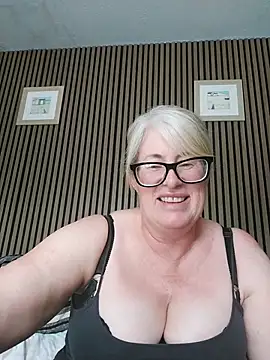 FlirtyFleur-x online show from May 29, 2026, 3:07 pm