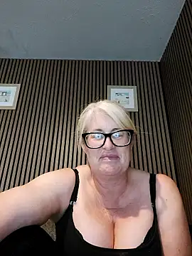 FlirtyFleur-x online show from June 7, 2026, 12:54 pm