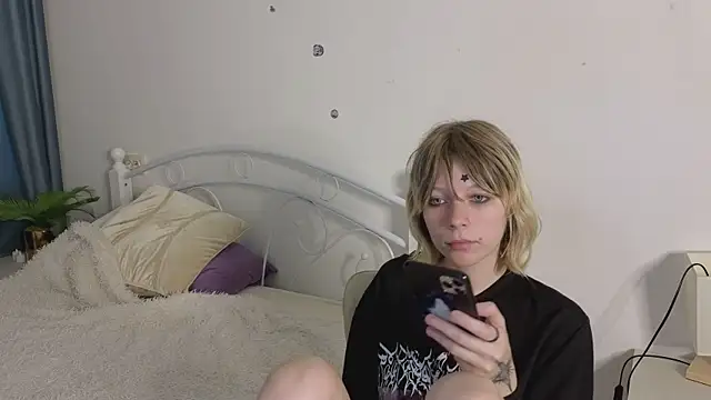 MollySally online show from June 15, 2026, 4:12 am
