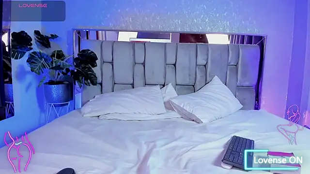 PaulinaLopez  online show from March 10, 2026, 9:08 pm