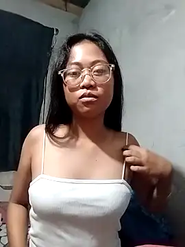 angelpinay44 online show from April 13, 2026, 4:44 pm