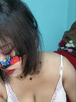 Snapshot of Beauty-3 chatting on May 23, 2026, 8:19 pm Beauty-3 online show from May 23, 2026, 8:19 pm