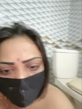Snapshot of Beauty-3 chatting on May 23, 2026, 1:37 am Beauty-3 online show from May 23, 2026, 1:37 am