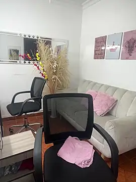 Emi rousse online show from March 25, 2026, 12:15 pm